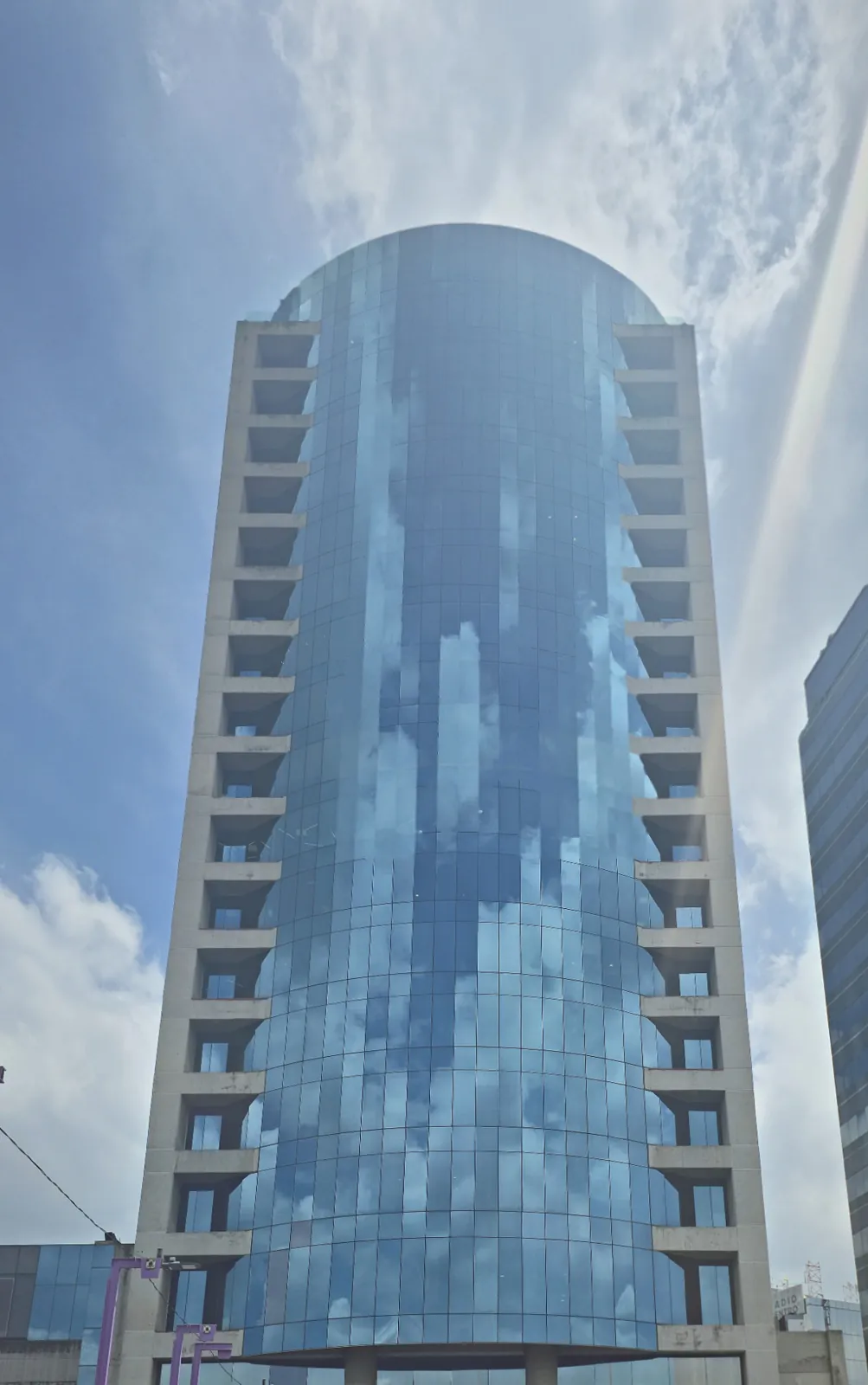 Torre corporativa de cristal en Paseo de la Reforma, Ciudad de México